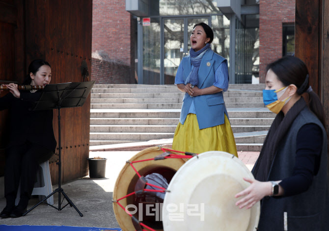 [포토] 음악은 칼보다 강하다