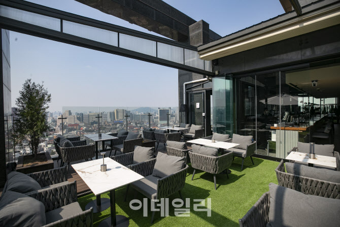 [포토]서울의 시티뷰를 즐길 수 있는 AC 호텔 강남 루프탑 라운지