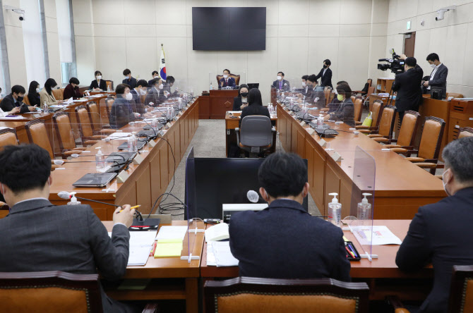 기초의원 선거제 개편 논의 '평행선'…민주당 단독처리 가능성도