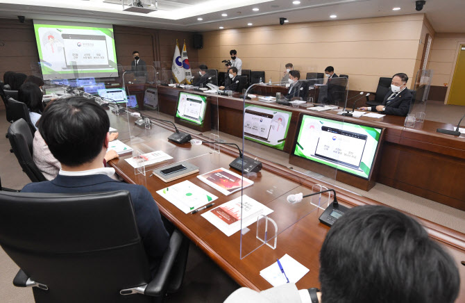 기재부 직원과 소통 나선 홍남기 "메시지 전달 역량 갖춰야"
