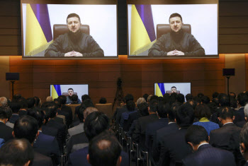 젤렌스키, 日의회서 화상 연설…“러시아, 화학무기 공격 준비”