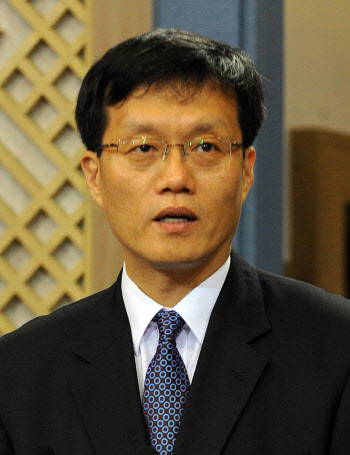 "이대로 빚 더 늘면 안된다"던 이창용, 한은 긴축기조 이어갈 듯