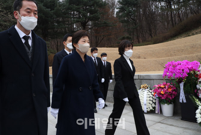 [포토]부모님 묘역 찾은 박근혜