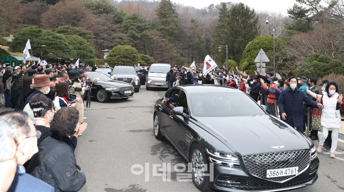 [포토]지지자들 환호받으며 대구로 떠나는 박근혜