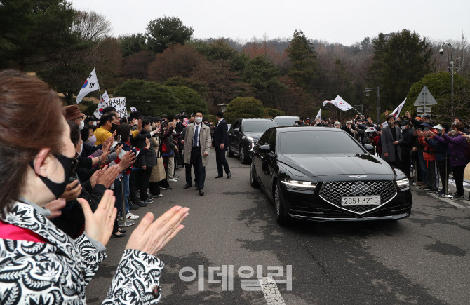 [포토]지지자들 환호받으며 대구로 떠나는 박근혜 전 대통령