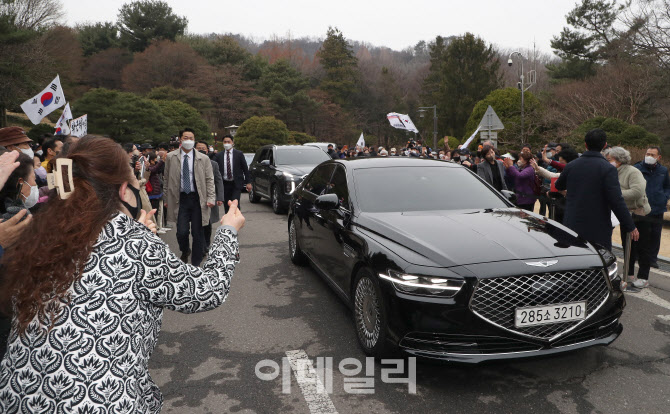 [포토]환호받으며 대구로 떠나는 박근혜 전 대통령