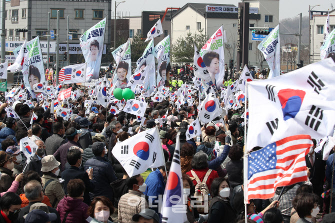 [포토]박근혜 전 대통령 지지자들의 태극기
