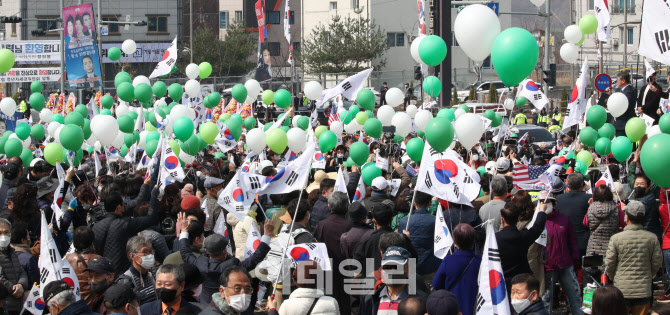 [포토]태극기 흔드는 박근혜 전 대통령 지지자들