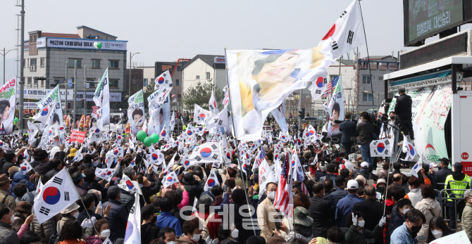 [포토]박근혜 전 대통령 사저 앞에 지지자들