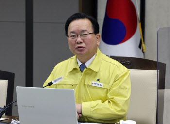 김부겸 "내일부터 머크 먹는치료제 투약…방역 성공적 마무리 중"(상보)