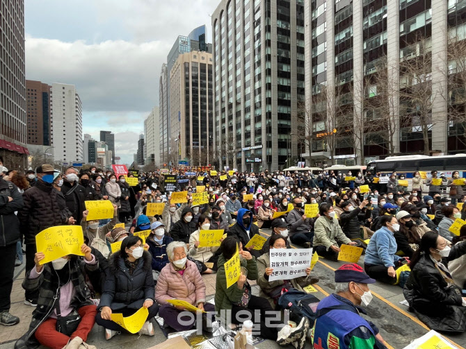 좁혀지지 않는 20m의 벽…윤석열 두고 광화문 청계광장이 갈렸다