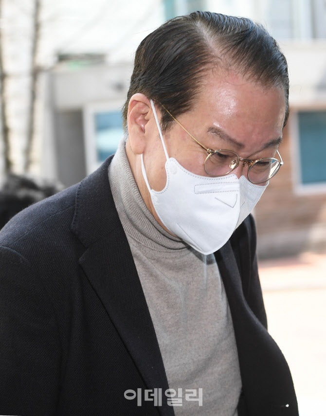 [포토]사무실 들어서는 권영세 대통령직인수위원회 부위원장