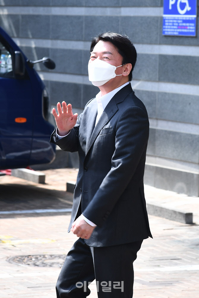 [포토]취재진 향해 손 흔드는 안철수
