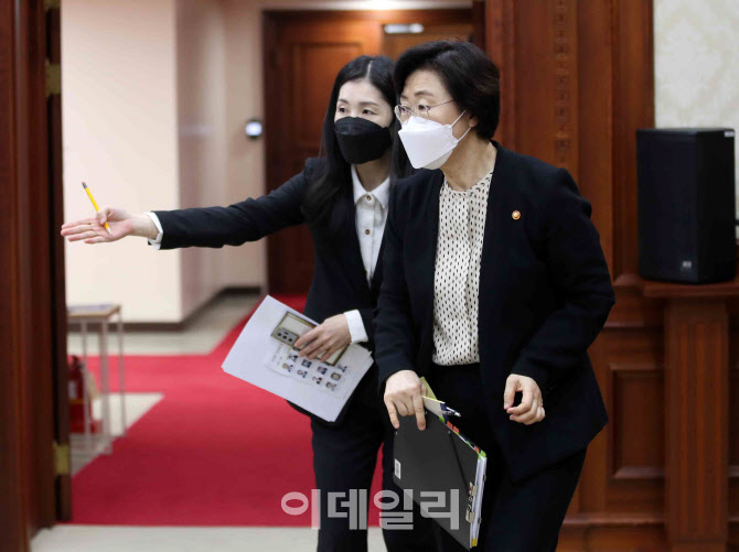 [포토] 국무회의 참석하는 정영애 여가부 장관