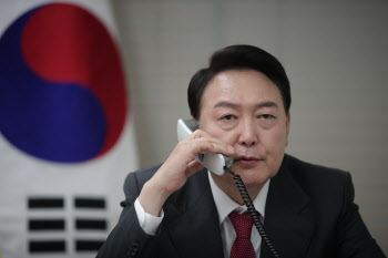 윤 당선인, 젤렌스키 우크라이나 대통령과 통화(상보)