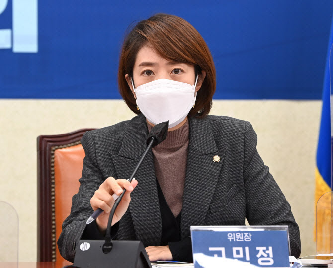 고민정, 김정숙 여사 옷값 논란에 "실소 금할 수 없다"