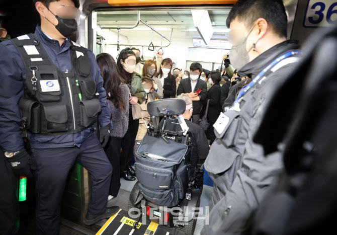 [포토]지하철타는 이형숙 서울시장애인자립생활센터협의회장