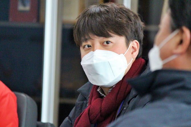 진중권 "이준석, 대중 선동.. 저급한 정치해" 비판