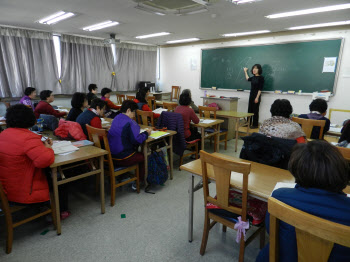 수원시, 학습소외계층 성인 대상 '문해교육' 지원