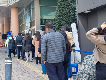 "격리통지서 필요한데" 확진자 폭증에 문자 누락↑…관리 '과부하'