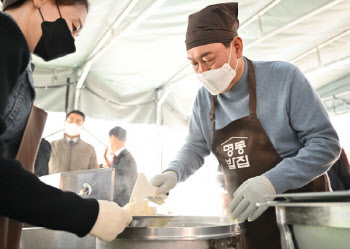 두건에 앞치마 동여매고 밥 푸는 윤석열… 명동성당 봉사 현장엔