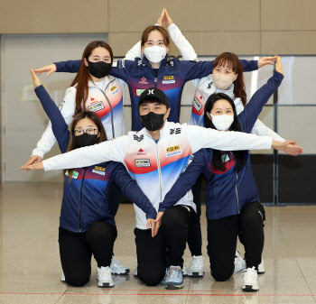 한국 컬링 새역사 쓴 팀킴 '금의환향'..."명실상부 세계 정상 팀"