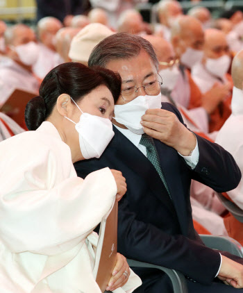 문 대통령 재산 21.9억… 임기중 3.7억 늘어