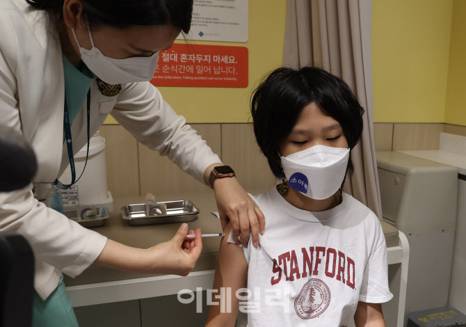[포토]만 5~11세 소아 대상 코로나19 백신 접종