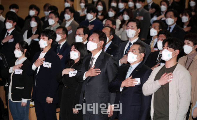 [포토]국민의례하는 윤석열 대통령 당선인과 구자열 무역협회장