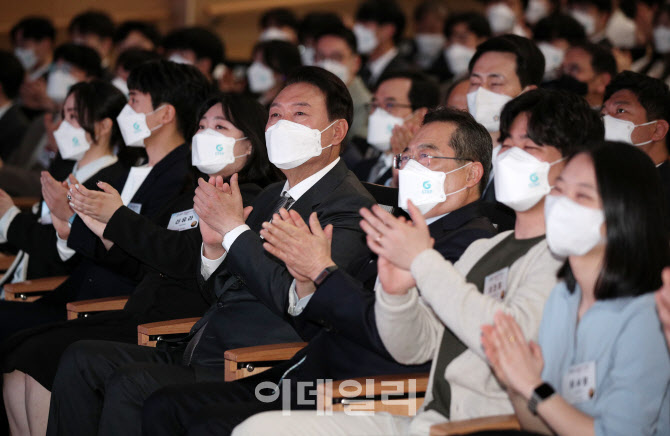 [포토]박수치는 윤석열 대통령 당선인