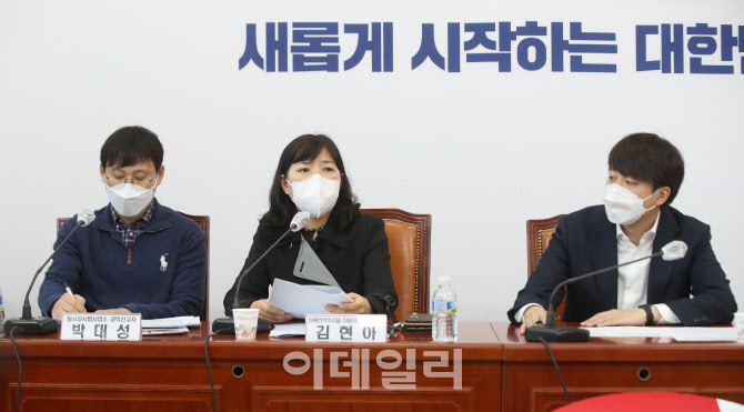 [포토]이준석 국민의힘 대표, 장애인거주시설 이용자 부모 간담회
