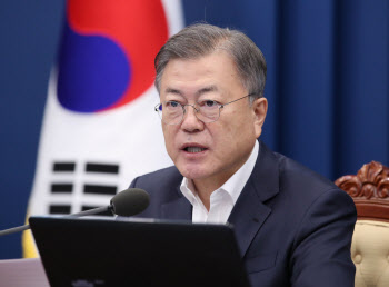 문 대통령, ‘김정숙 옷값 논란’ 와중 “수소선박은요?”