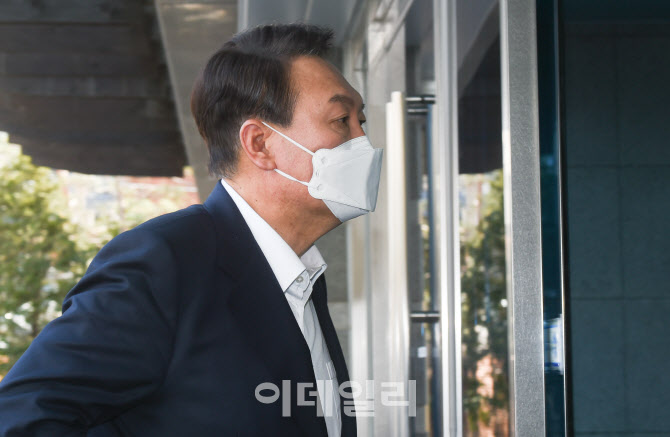 [포토]집무실 들어서는 윤석열 대통령 당선인