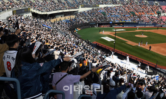 [포토]치맥 응원 "프로야구가 돌아왔다"