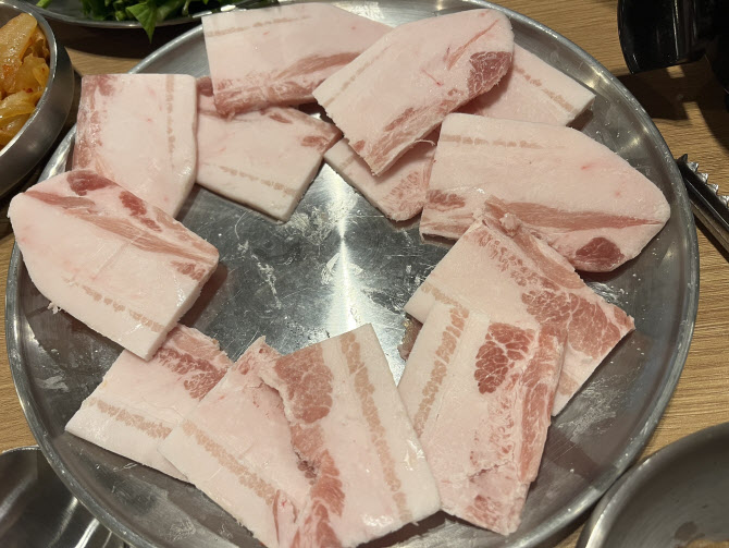 비계만 가득한 삼겹살, 항의하자…"그럼 목살 드셔야죠"