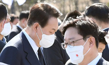 "형"에서 "똑바로 앉으라"…윤석열·박범계, 어색한 재회