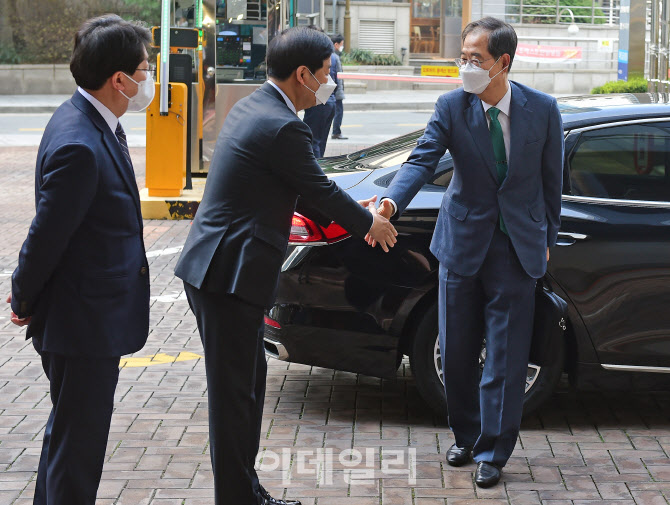 [포토]인사 나누는 한덕수 총리 후보자-구윤철 국무조정실장