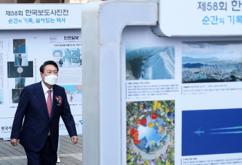 윤석열, '전두환 보도' 대상 사진전 관람…"사진이 역사 바꿔"