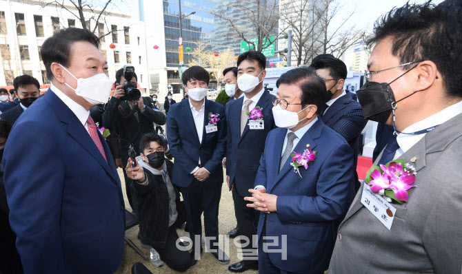 [포토]윤석열 대통령 당선인, 내빈들과 대화