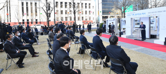 [포토]윤석열,  대통령 당선인 신분으로 첫 참석한 보도사진전