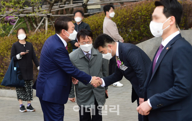 [포토]보도사진전 참석해 협회장과 인사 나누는 윤석열 대통령 당선인