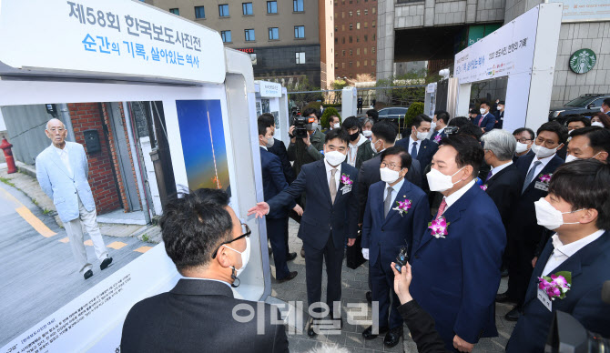 [포토]대상작 감상하는 윤석열 당선인