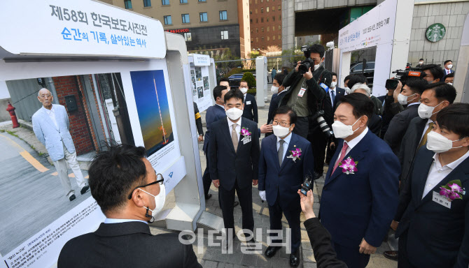 [포토]'광주 재판날 출석 않고 동네 산책하는 전두환' 감상하는 윤석열