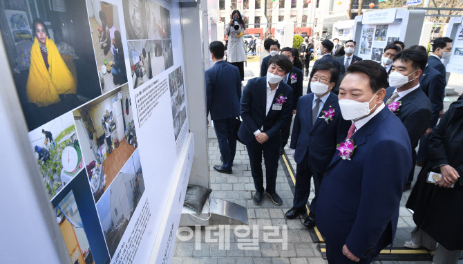 [포토]수상작 감상하는 윤석열 대통령 당선인