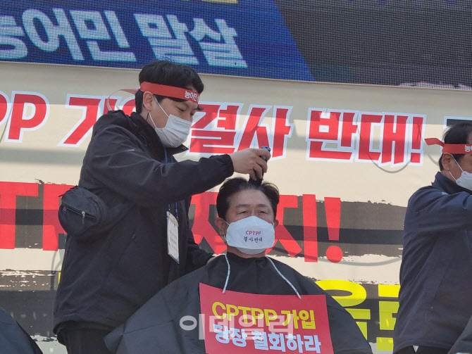 "메가FTA로 농수산 말살"…농어민단체, 'CPTPP 가입' 삭발 규탄