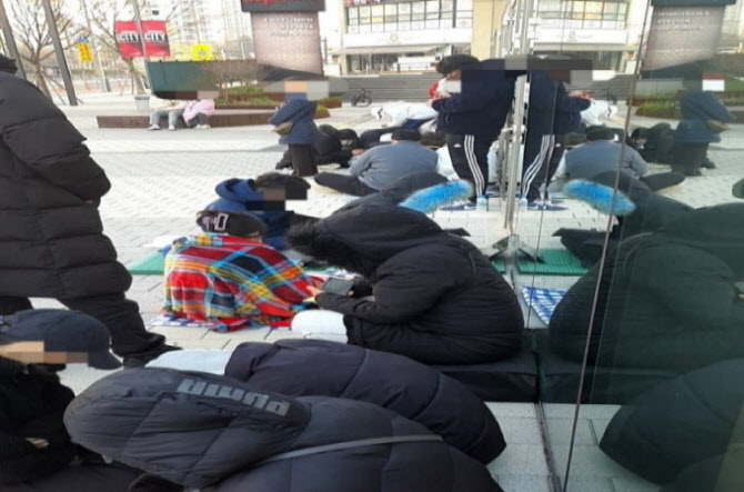 오픈런에 밤샘 텐트까지?…'포켓몬빵'에 진심인 사람들