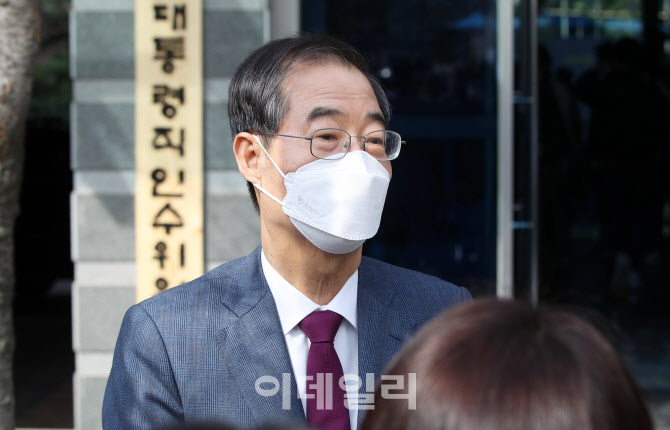 [포토]한덕수 “고액 연봉 의혹, 청문회에서 숨김없이 다 말할 것”