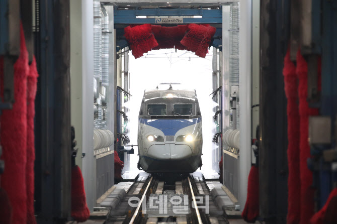 [포토]자동세척고에 다다른 KTX