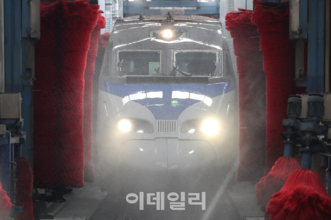 [포토]KTX, 봄맞이 세척
