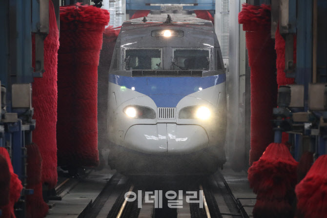 [포토]자동세척고 통과하는 KTX